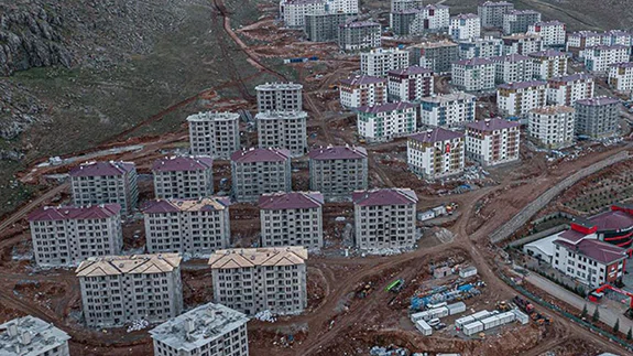 Depremin merkez üssü Elbistan'da yükselen afet konutları havadan görüntülendi