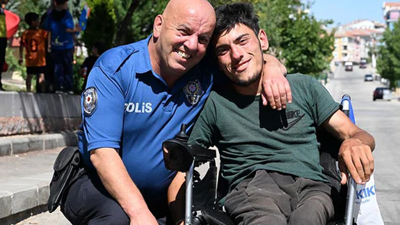 Polis memuru, para toplayıp akülü sandalye aldığı engelli gençle buluştu