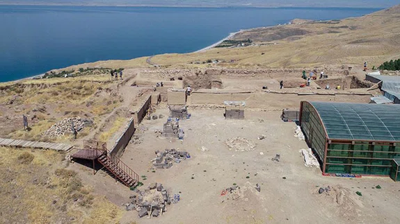 Ayanis Kalesi'nde yapılan kazılarda "kraliyet çöplüğü" ortaya çıkarıldı