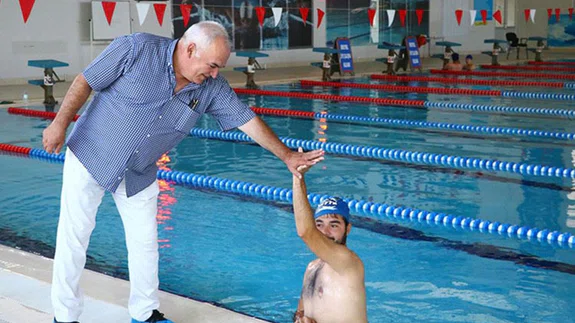 Otizmli Barkın yüzme sayesinde sosyalleşip özgüvenini artırdı