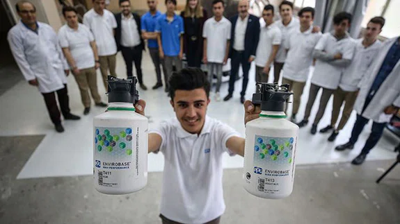 17 kişilik sınıfa iki dünya devi sponsor oldu