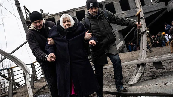 Ukrayna'nın Irpin kentinde çatışmalar sürerken siviller kaçmaya devam ediyor