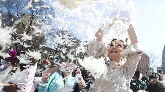 Binlerce kişi yastık savaşı yaptı