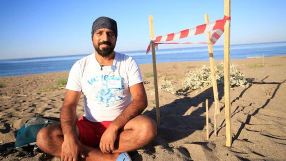 12 yıldır caretta carettaların yuvalarını koruyor