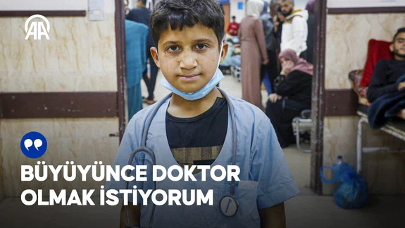 Filistinli küçük çocuk, İsrail saldırılarında yaralananların yardımına koşuyor