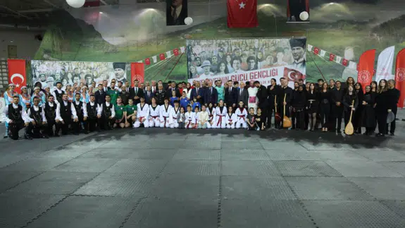 Türkiye genelinde 19 Mayıs Atatürk'ü Anma, Gençlik ve Spor Bayramı kutlandı