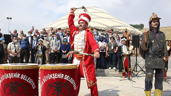 Ahlat'ta Malazgirt Zaferi'nin 950. yıl dönümü etkinlikleri başladı
