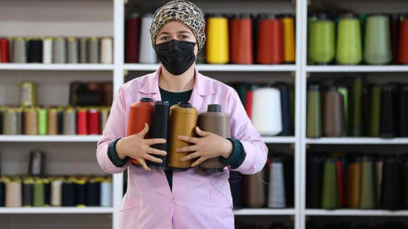 Bileziklerini satarak girdiği tekstil sektöründe 130 kadına ekmek kapısı açtı