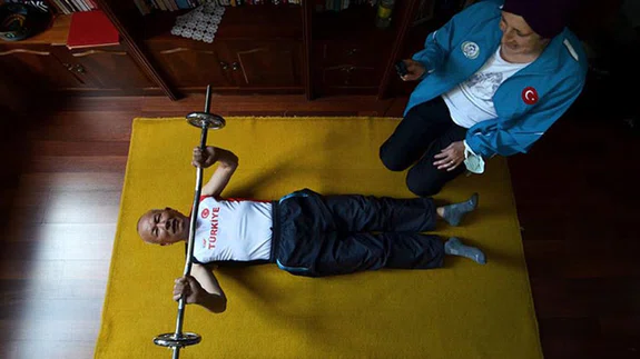 'Rekortmen dede' gücünü antrenörlüğünü de yapan eşinden alıyor