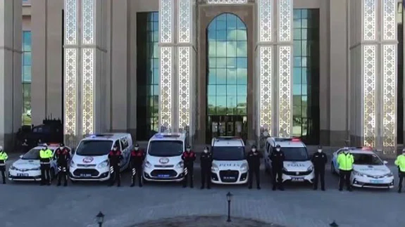 Erzurum polisinden 'Hele dadaş evde kal, korona var, virüs var' türküsüyle 'evde kal&