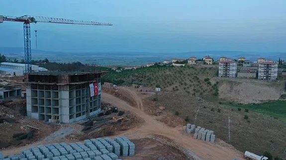 Deprem konutları inşaatında mesai gece gündüz sürüyor