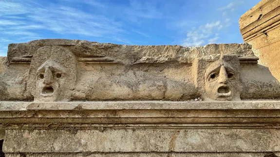 Çukurova'nın Efes'i Kastabala'nın tiyatro alanında kabartma masklar bulundu