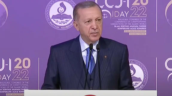 "Göçmenlere kapı duvar olan kurumlar, PKK'lı ve FETÖ'cü teröristlere hoşgörülü davran