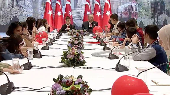 Cumhurbaşkanı Erdoğan, Bakan Özer ve beraberindeki depremzede çocukları kabul etti