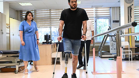 Depremde bacağını kaybeden genç, 5 ay sonra ilk adımlarını attı