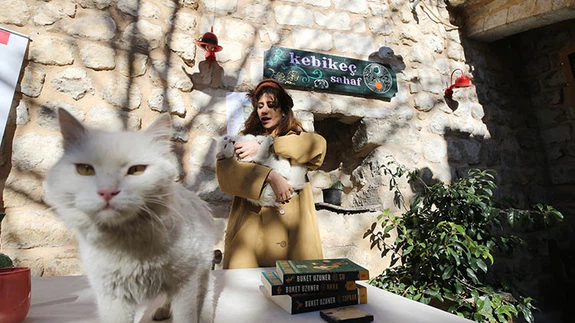 300 yıllık yapı, hem kitapseverleri hem sokak kedilerini ağırlıyor