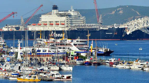 "Dev Gemi" Çanakkale Boğazı'ndan Geçti