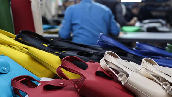 Çay atıklarını deriye dönüştürüp ekonomiye kazandırıyorlar