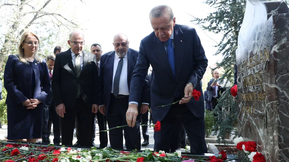 Cumhurbaşkanı Erdoğan, Alpaslan Türkeş'in kabrini ziyaret etti