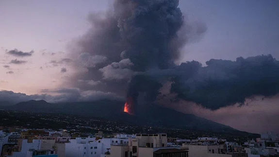 Cumbre Vieja Yanardağı lav püskürtmeye devam ediyor