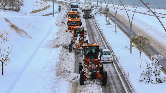 Karayolları ekipleri, Doğu'daki 6 ilde 320 iş makinesiyle karla mücadele edecek