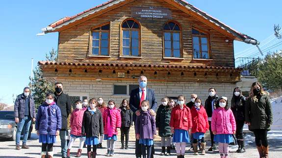 Öğrenciler "Orman Okulu"nda eğitimin keyfini çıkarıyor