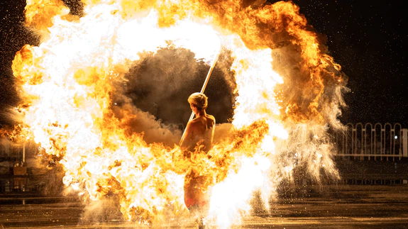 Herkesin nefesini kesen ateş dansı