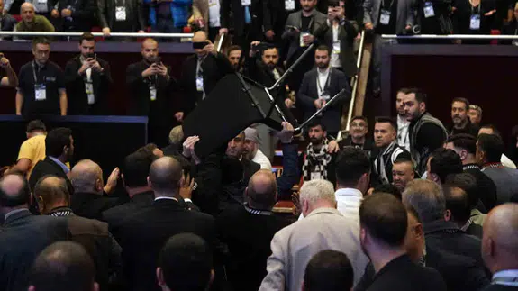 Beşiktaş kongresinde kavga çıktı sandalyeler havada uçuştu