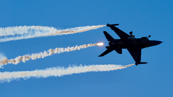 SOLOTÜRK İstanbul Boğazı'nda selamlama uçuşu gerçekleştirdi