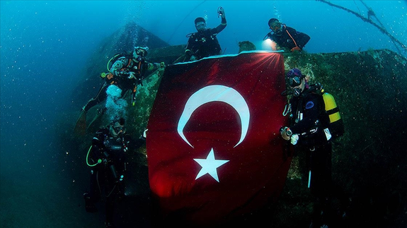 Jandarma SAK timleri, Cumhuriyet Bayramı'nı su altında Türk bayrağı açarak kutladı