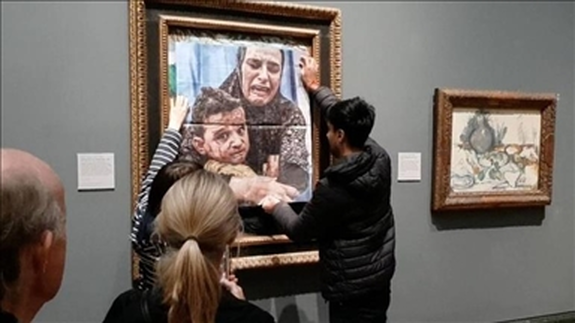 Gazze’de soykırımın durdurulmasını isteyen aktivistler, Picasso tablosuna AA’nın karesini yapıştırdı