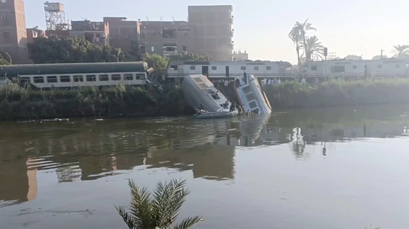 Mısır'ın Minye kentinde 2 trenin karıştığı kazada 20 kişi yaralandı