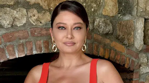 Nurgül Yeşilçay kırmızı elbisesiyle Suudi Arabistan'daki festivale damga vurdu