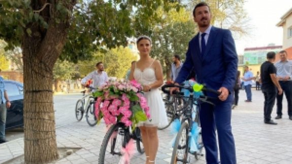Bisiklette tanışıp, bisiklette evlendiler