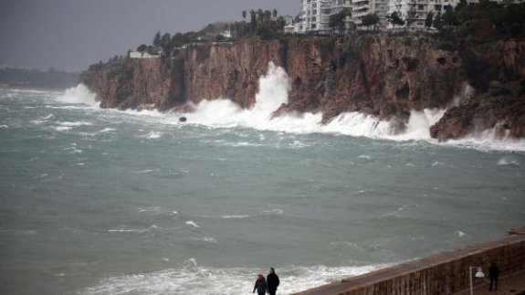 Antalya'da Dalgalar Falezleri Aştı