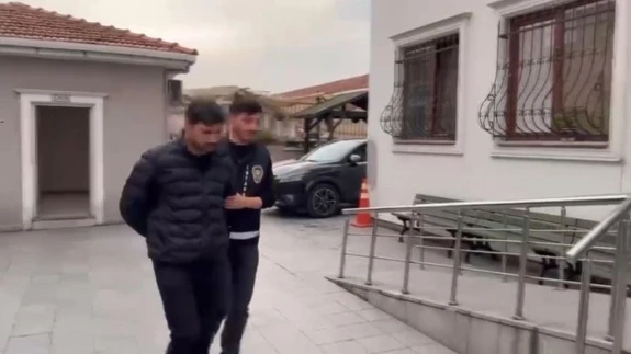 Polis süsüyle magandalık yaptı gözaltına alındı