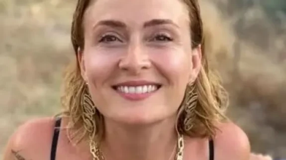 Ceyda Düvenci’nin Babasının Kim Olduğunu Duyunca Şaşıracaksınız! Meğer Türk Televizyonunun Unutulmaz Yıldızıymış!