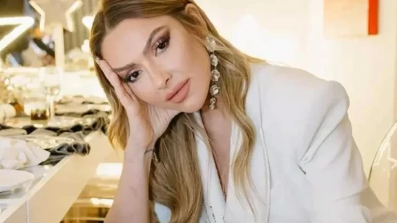 Ünlü Şarkıcı Hadise, Ahmet Çakar'a Hakaret Nedeniyle Tazminat Davası Açtı!