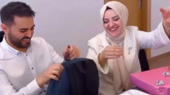 Kadir Ezildi’nin Hediye Sürprizi! Nişanlısı Gamze Türkmen’e Altın Takılar ve Tablet Aldı