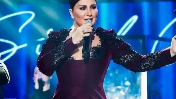 Sibel Can Yine Gündemde! Sahne Elbisesine 'Hediye Paketi' Benzetmesi Geldi!