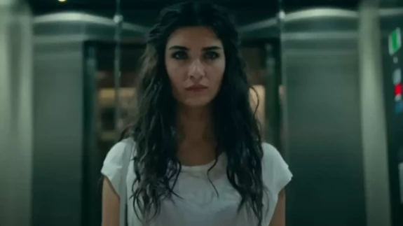 Tuba Büyüküstün Arapça Konuştu, Joy Awards Gecesine Damga Vurdu! Duruşuyla Büyüledi!