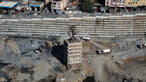 Haliç'te lüks proje için ağaç katliamı!