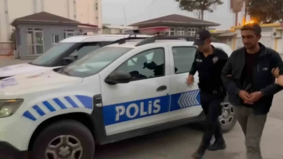Polisin dikkati sonuç verdi: 33 yıl hapis cezası bulunan firari Adana’da yakalandı!
