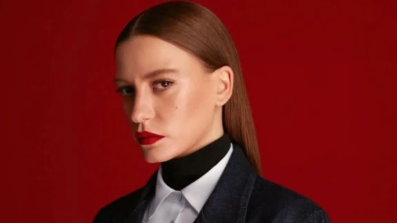 Serenay Sarıkaya İngilizce röportajıyla gündemde!