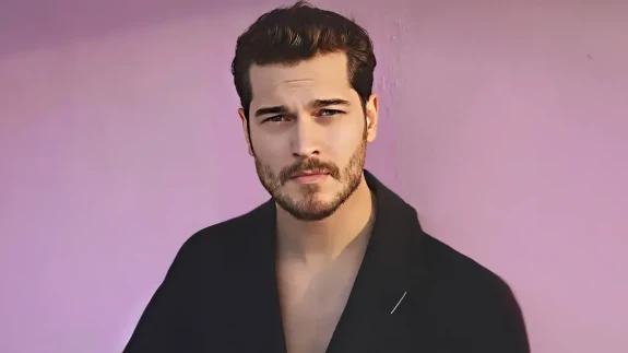 ‘Uykucu’ filminde Çağatay Ulusoy’dan sürpriz sanat performansı!