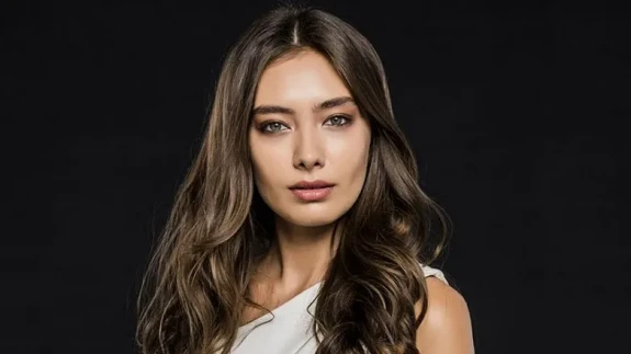 Neslihan Atagül moda dünyasına göz kırptı!