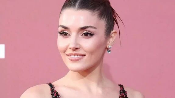 Nocturne ve Hande Erçel'den Paris esintili moda yolculuğu