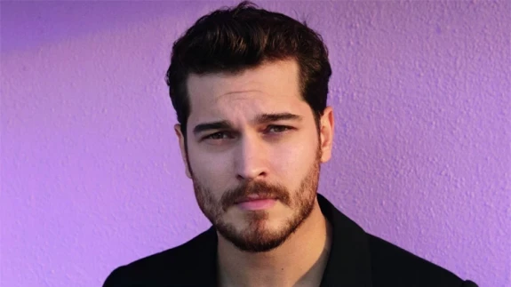 'Eşref Rüya' dizisinin başrolü Çağatay Ulusoy “Uykucu” filminde Elçin Sangu ile buluştu: Ulusoy'un imajı şaşırttı!