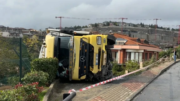 İstanbul’da kontrolden çıkan tır devrildi: Sürücü vatandaşlarca kurtarıldı, o anlar kamerada!