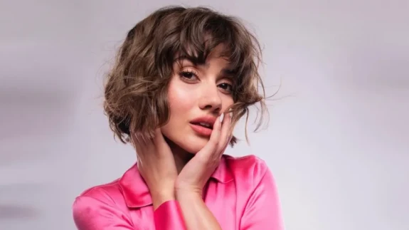 Yasak Elma’yla İtalya’yı salladı, şimdi aşkla konuşuluyor: Sevda Erginci’den özel röportaj!